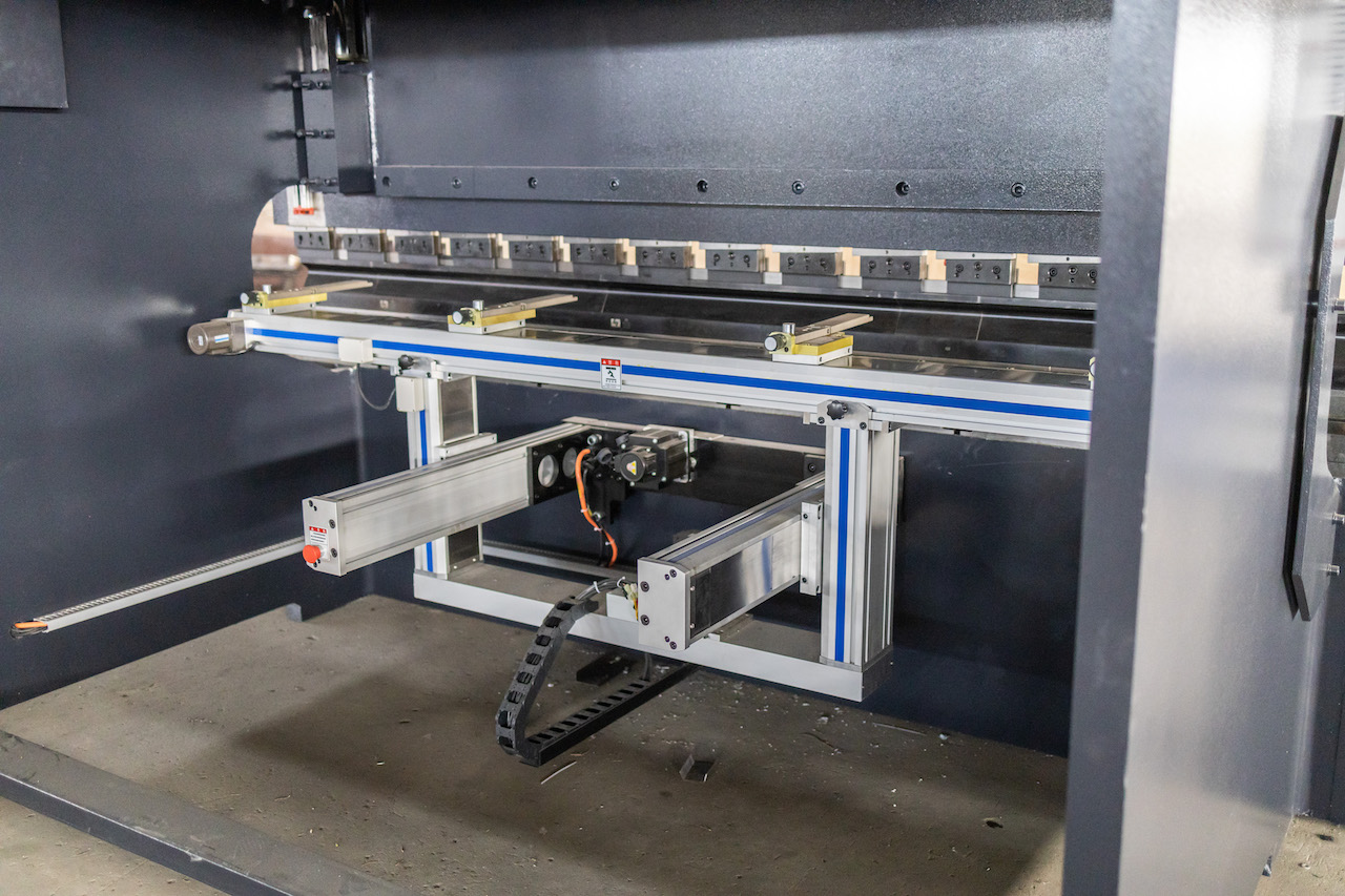 100t Hydraulic Cnc Brake Press Crowning Cnc Press Brake Delem 100 t hidrauliskā CNC bremžu prese, kronšteina CNC nospiešanas bremze Delem