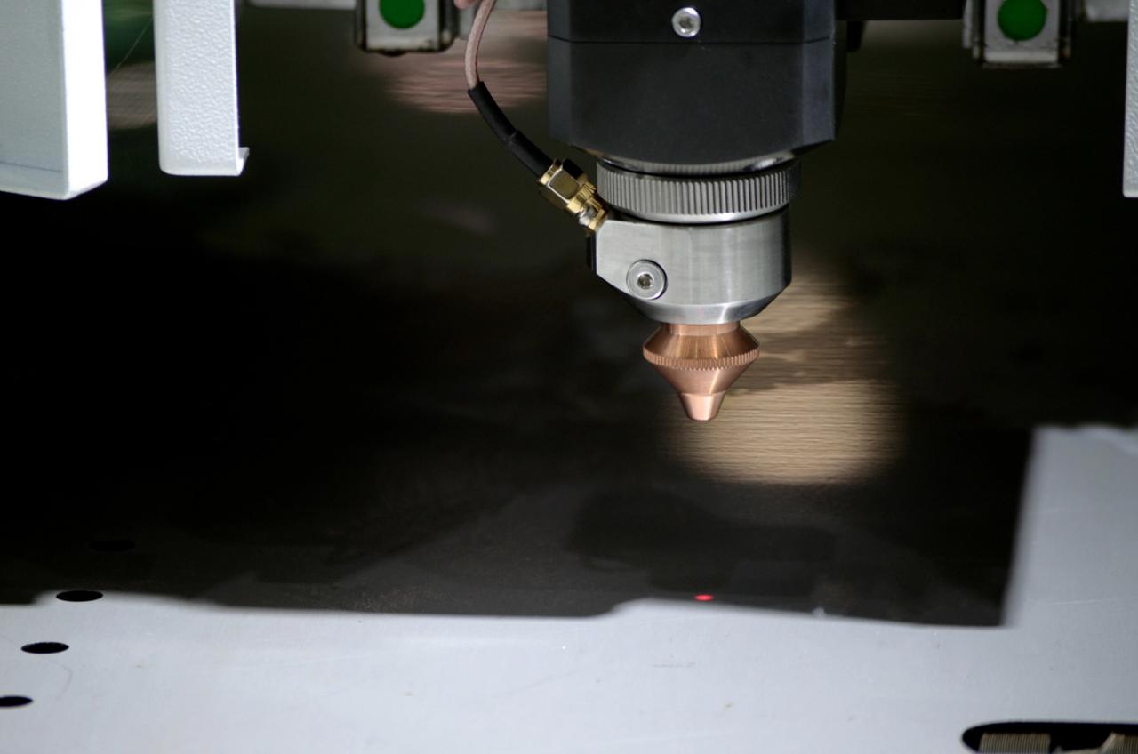 1500*3000mm 500w Racuys Or Ipg Fiber Laser Cutting Machine 1500*3000mm 500w Racuys vai Ipg šķiedras lāzergriešanas mašīna