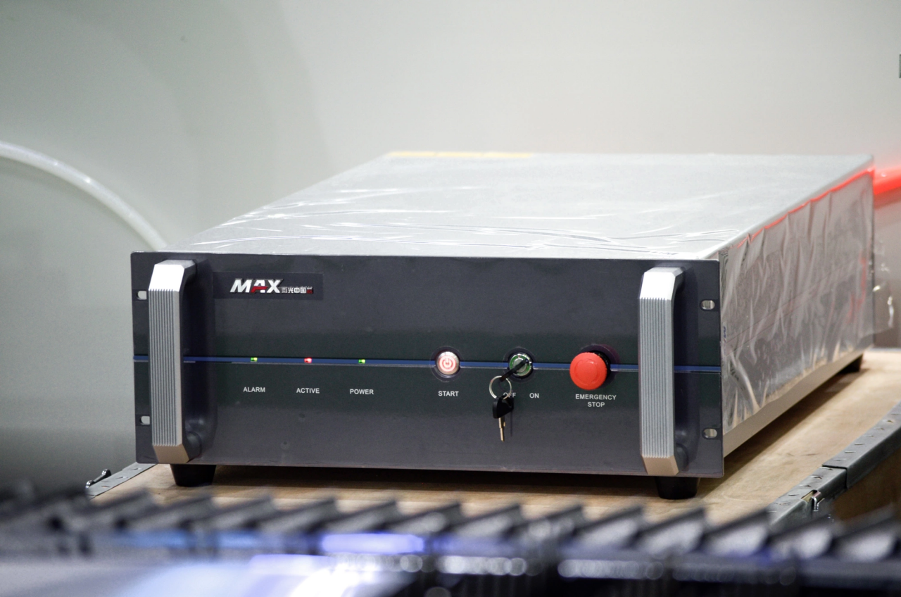 1500*3000mm 500w Racuys Or Ipg Fiber Laser Cutting Machine 1500*3000mm 500w Racuys vai Ipg šķiedras lāzergriešanas mašīna