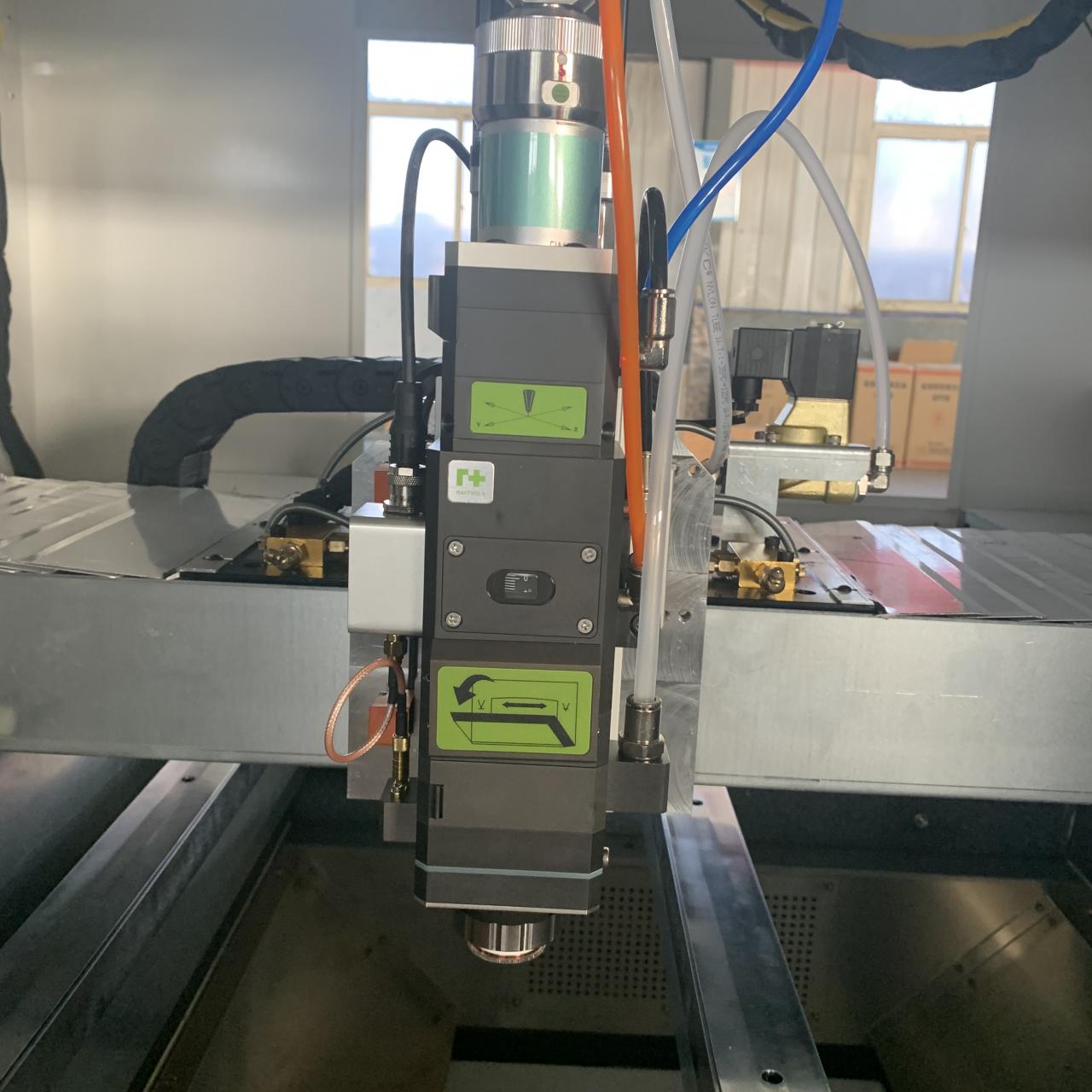 1kw 2kw Good Price Fiber Laser Cutting Machine For Sheet Metal 1kw 2kw Labas cenas šķiedru lāzergriešanas mašīna lokšņu metālam