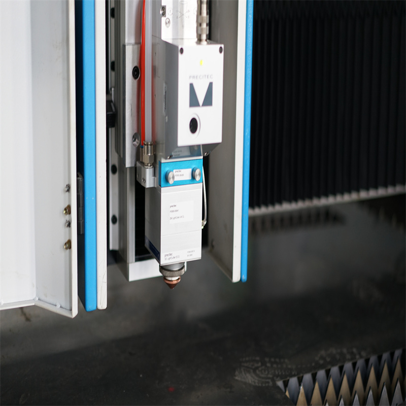 2000w metāla lāzera griezējs CNC lokšņu metāla šķiedras lāzera griešanas mašīna