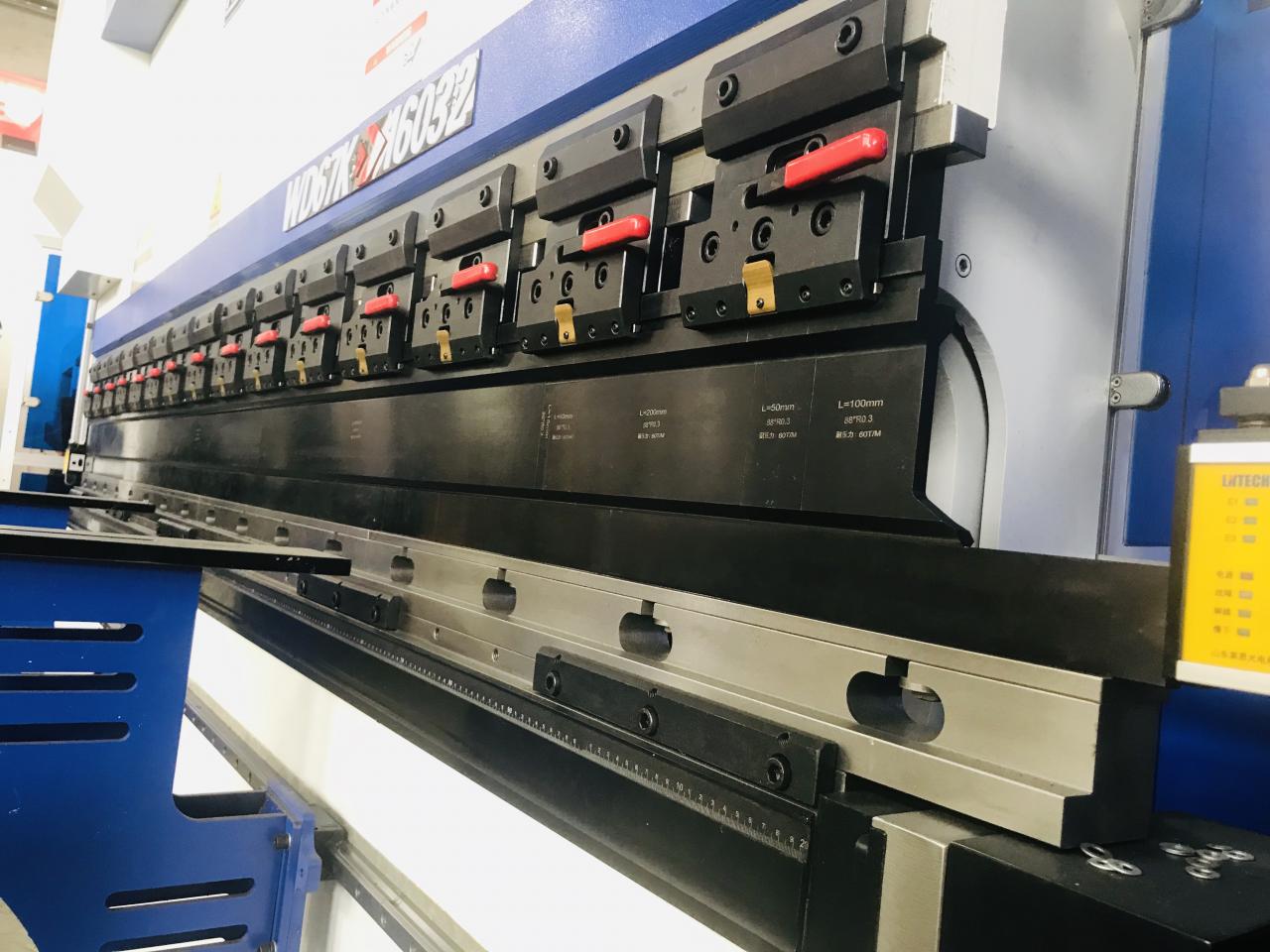 200t 300t standarta rūpnieciskās preses bremžu CNC hidrauliskās preses bremžu mašīna