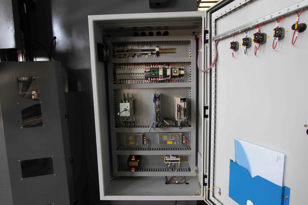 200t 300t standarta rūpnieciskās preses bremžu CNC hidrauliskās preses bremžu mašīna