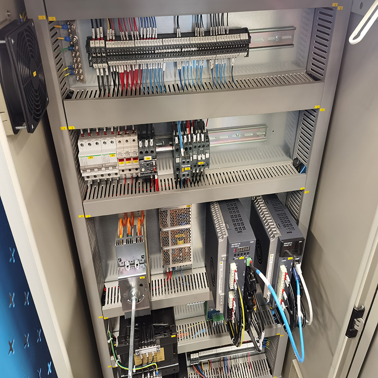 300t/4000 Hydraulic Press Brake Machine 300t/4000 hidrauliskās preses bremžu mašīna