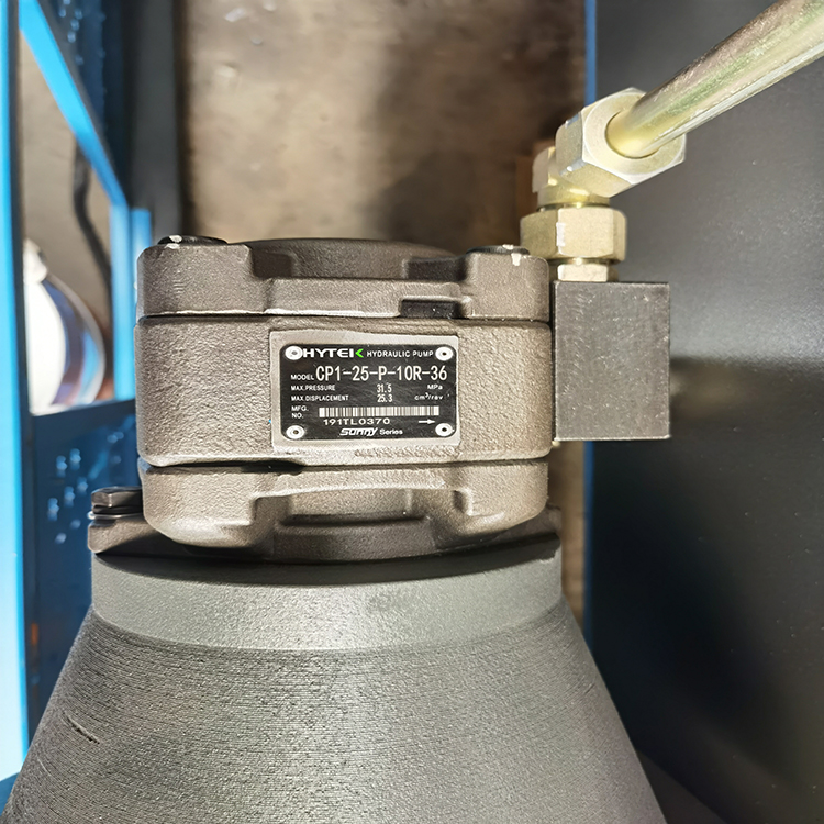 300t/4000 Hydraulic Press Brake Machine 300t/4000 hidrauliskās preses bremžu mašīna