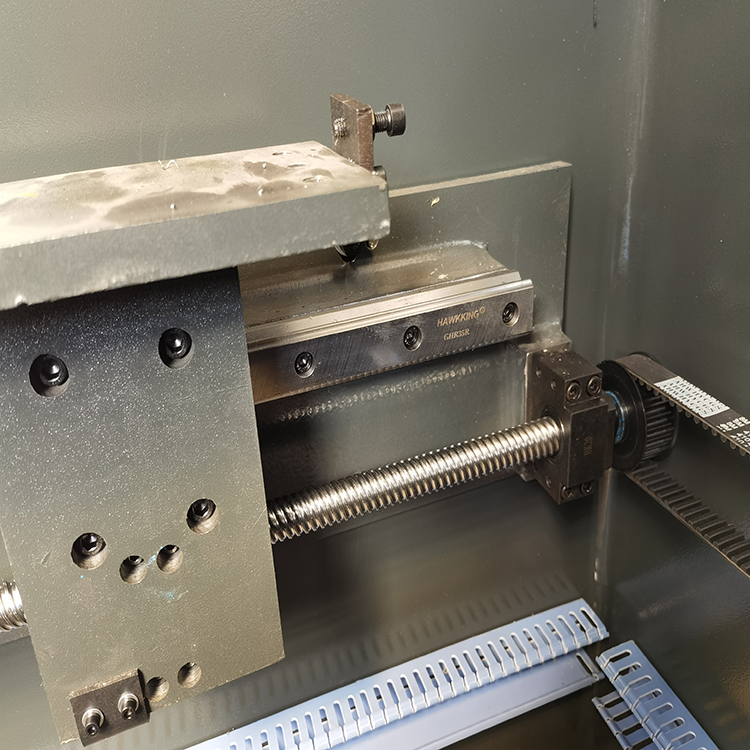 300t/4000 Hydraulic Press Brake Machine 300t/4000 hidrauliskās preses bremžu mašīna