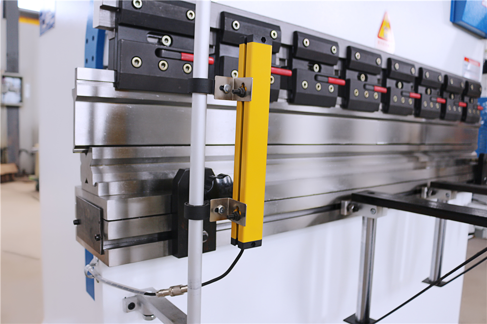 3+1 Axis Cnc Hydraulic Press Brake With Esa System 3+1 ass Cnc hidrauliskā presēšanas bremze ar ESA sistēmu