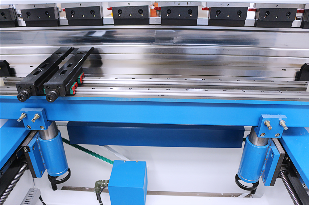 3+1 Axis Cnc Hydraulic Press Brake With Esa System 3+1 ass Cnc hidrauliskā presēšanas bremze ar ESA sistēmu