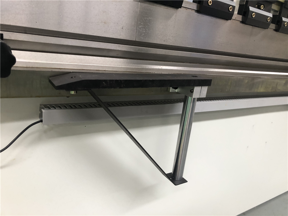 3+1 Axis Cnc Hydraulic Press Brake With Esa System 3+1 ass Cnc hidrauliskā presēšanas bremze ar ESA sistēmu