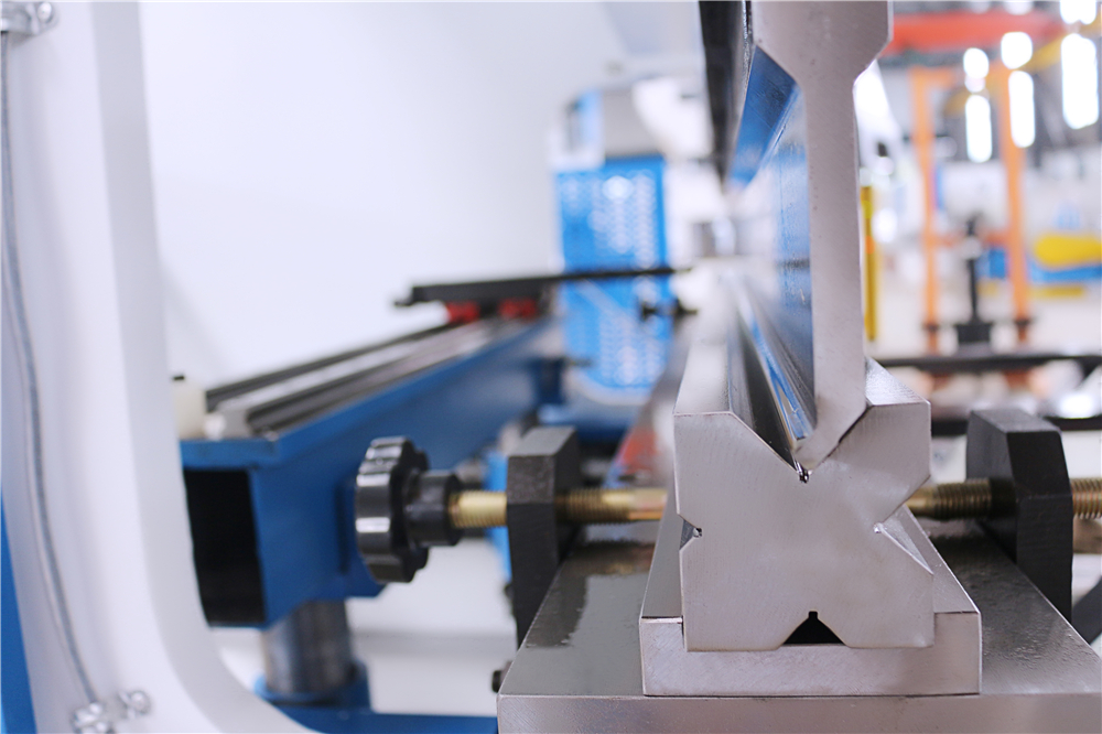 3+1 Axis Cnc Hydraulic Press Brake With Esa System 3+1 ass Cnc hidrauliskā presēšanas bremze ar ESA sistēmu