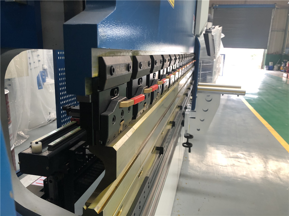 3+1 Axis Cnc Hydraulic Press Brake With Esa System 3+1 ass Cnc hidrauliskā presēšanas bremze ar ESA sistēmu