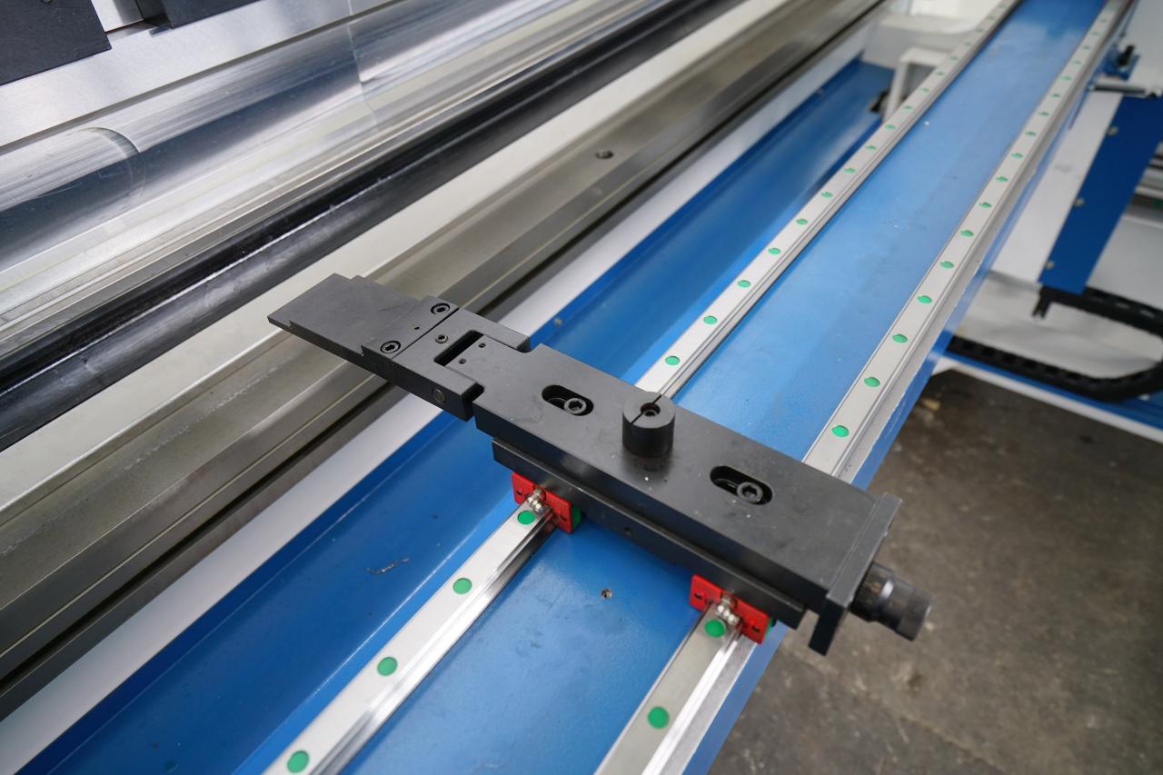 4 Axis Cnc Tandem Press Brake With Delem Da58t 2d Graphical Controller 4 ass Cnc tandēma presēšanas bremze ar Delem Da58t 2d grafisko kontrolieri