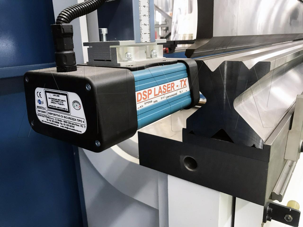 4 Axis Cnc Tandem Press Brake With Delem Da58t 2d Graphical Controller 4 ass Cnc tandēma presēšanas bremze ar Delem Da58t 2d grafisko kontrolieri