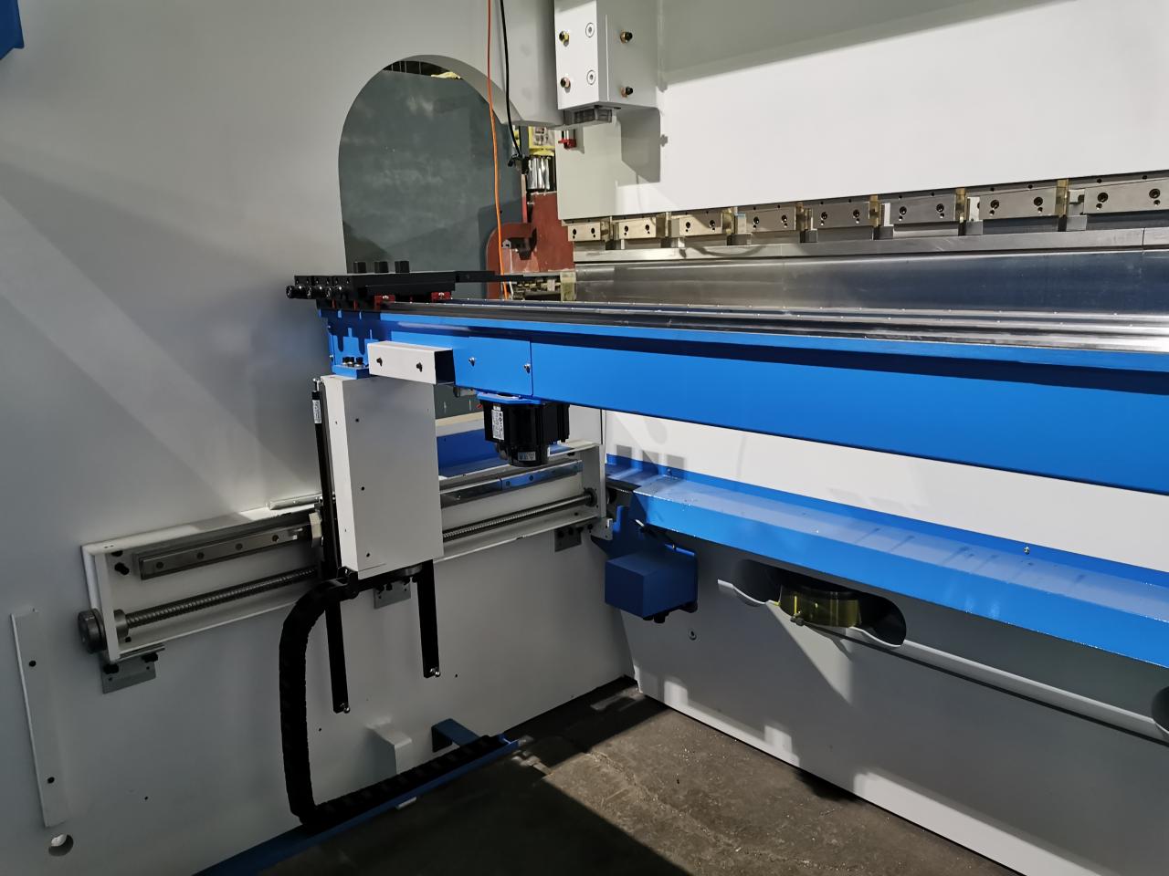 4 Axis Cnc Tandem Press Brake With Delem Da58t 2d Graphical Controller 4 ass Cnc tandēma presēšanas bremze ar Delem Da58t 2d grafisko kontrolieri