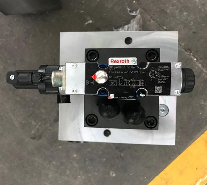 4 Axis Cnc Tandem Press Brake With Delem Da58t 2d Graphical Controller 4 ass Cnc tandēma presēšanas bremze ar Delem Da58t 2d grafisko kontrolieri