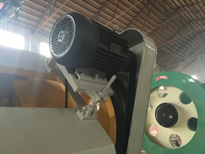 400 Ton Small Pneumatic Power Punch Press Mechanical Eccentric Punching Machine 400 tonnu maza pneimatiskā jaudas perforēšanas preses mehāniskā ekscentriskā štancēšanas mašīna