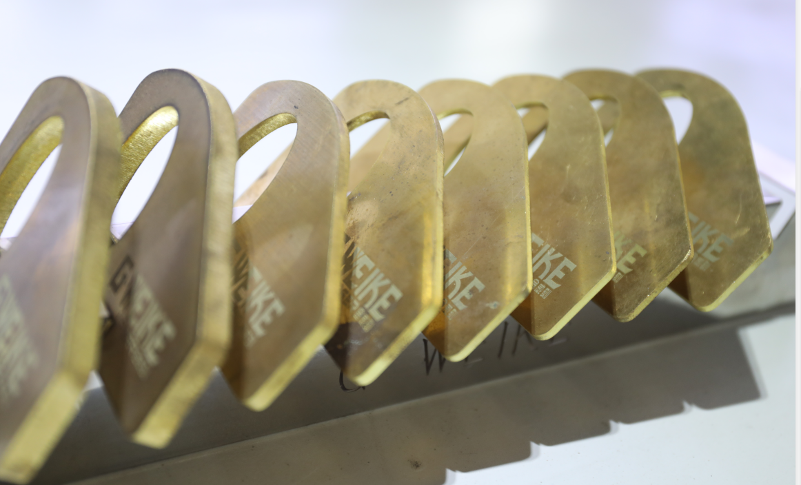 4kw šķiedru lāzera griešanas mašīna