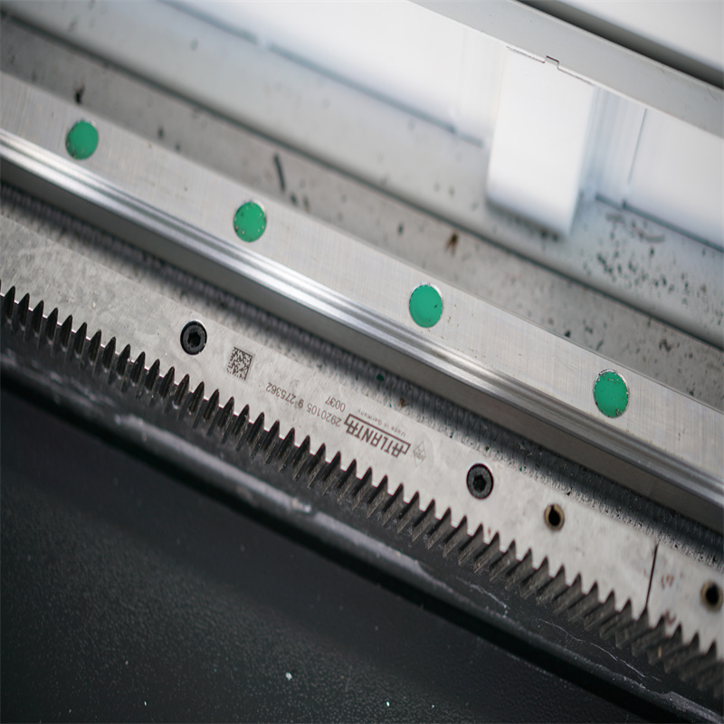 500W 1500W 4Kw šķiedras lāzergriešanas mašīna lokšņu metāla lāzera griezējs 2000W 3kw