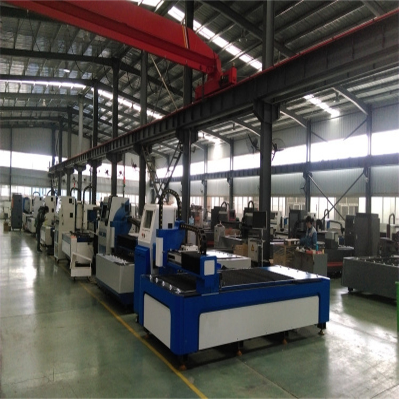 Tiek pārdota 500 W lokšņu metāla griešanas mašīna ar lētu cenu