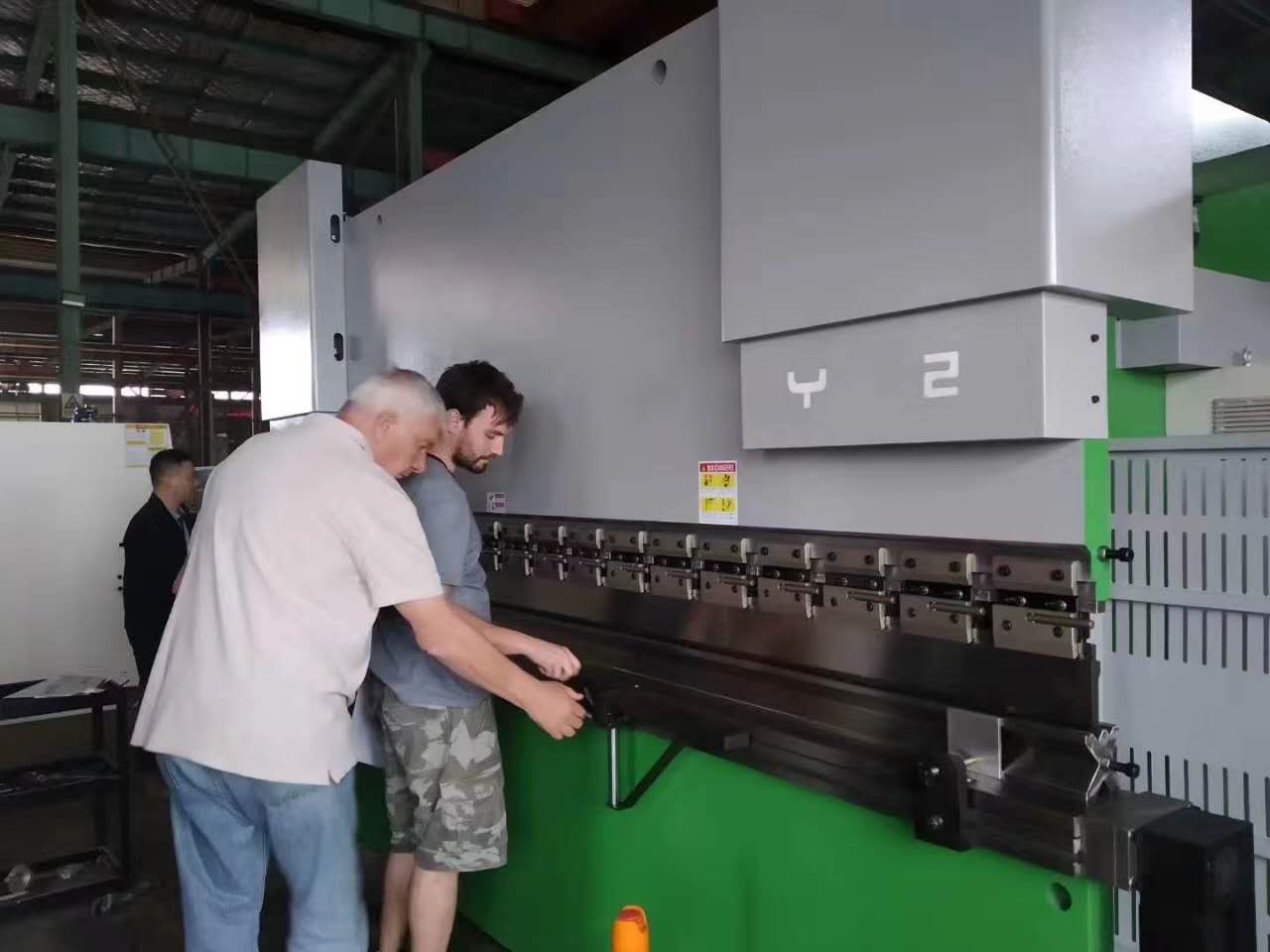 63 Ton Metal Steel Sheet Plate Bending Machine Cnc Hydraulic Press Brake For Metal Working 63 tonnu metāla tērauda loksnes plākšņu liekšanas mašīna CNC hidrauliskā preses bremze metāla apstrādei