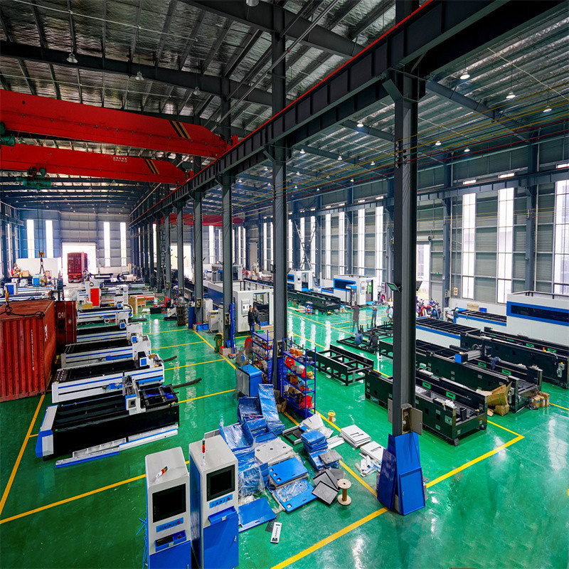 Lieljaudas 3015 2000 W metāla lokšņu CNC šķiedras lāzergriešanas mašīna 3