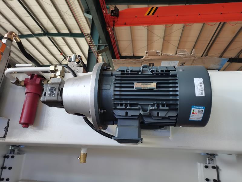 China Metal Hydraulic Press Brake Machine With Reasonable Price Ķīnas metāla hidrauliskā presēšanas bremžu iekārta par saprātīgu cenu