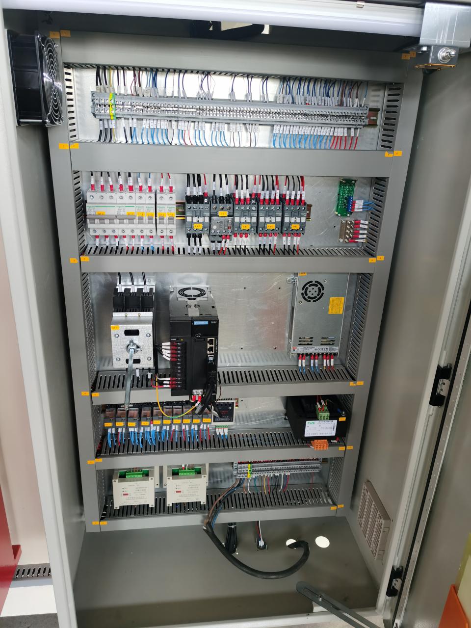 China Metal Hydraulic Press Brake Machine With Reasonable Price Ķīnas metāla hidrauliskā presēšanas bremžu iekārta par saprātīgu cenu