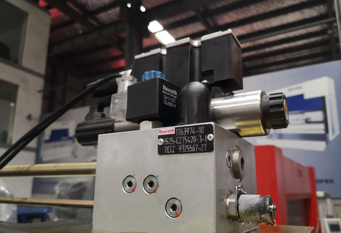 Delem Da66t 125 3+1 4+1 6+1 8+1 Cnc Hydraulic Press Brake For Metal Plate Bending Delem Da66t 125 3+1 4+1 6+1 8+1 Cnc hidrauliskā presēšanas bremze metāla plākšņu liekšanai