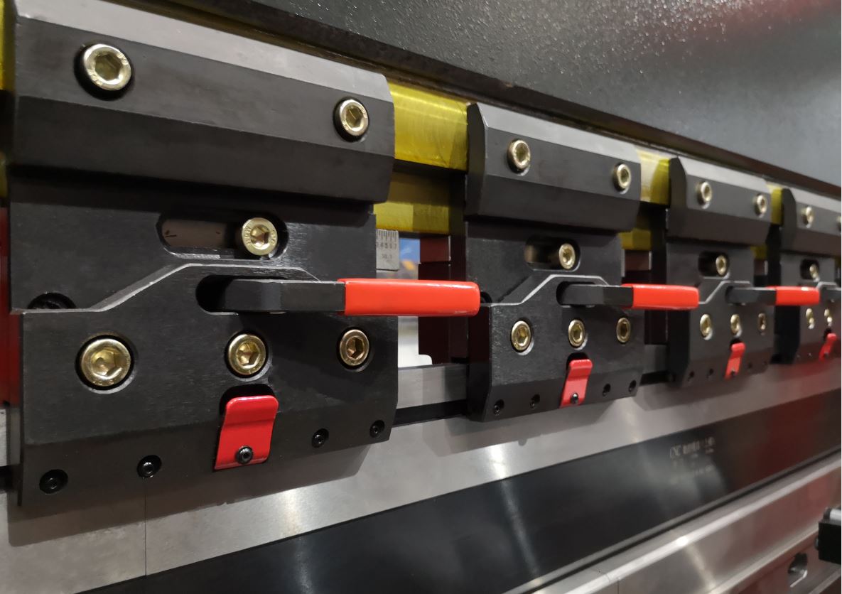 Delem Da66t 125 3+1 4+1 6+1 8+1 Cnc Hydraulic Press Brake For Metal Plate Bending Delem Da66t 125 3+1 4+1 6+1 8+1 Cnc hidrauliskā presēšanas bremze metāla plākšņu liekšanai