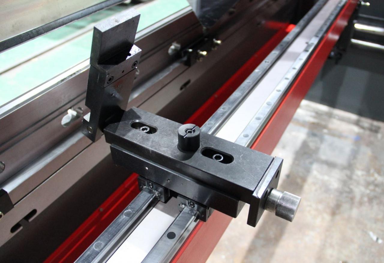 Delem Da66t 125 3+1 4+1 6+1 8+1 Cnc Hydraulic Press Brake For Metal Plate Bending Delem Da66t 125 3+1 4+1 6+1 8+1 Cnc hidrauliskā presēšanas bremze metāla plākšņu liekšanai