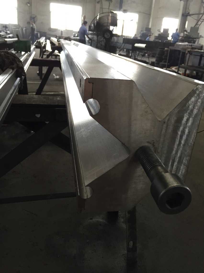 Full Automatic High Power Sheet Bending Machine And Cnc Press Brake Machine Pilnībā automātiska lieljaudas lokšņu liekšanas mašīna un CNC presēšanas bremžu mašīna