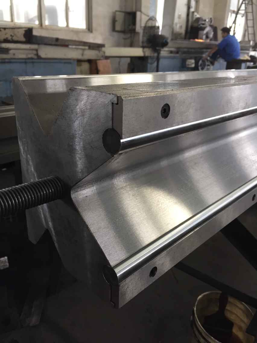 Full Automatic High Power Sheet Bending Machine And Cnc Press Brake Machine Pilnībā automātiska lieljaudas lokšņu liekšanas mašīna un CNC presēšanas bremžu mašīna