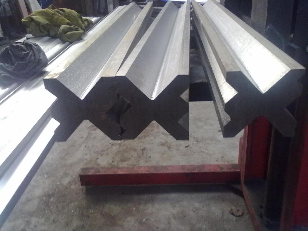 Full Automatic High Power Sheet Bending Machine And Cnc Press Brake Machine Pilnībā automātiska lieljaudas lokšņu liekšanas mašīna un CNC presēšanas bremžu mašīna