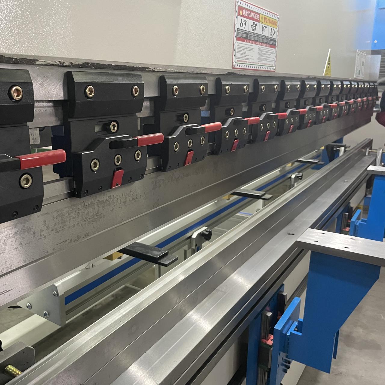 High Quality 3m Press Brake Machine Hydraulic 100 Ton For Sheet Metal Bending Augstas kvalitātes 3 m presēšanas bremžu mašīna hidrauliskā 100 tonnas lokšņu metāla liekšanai