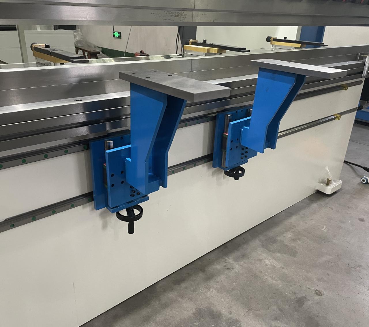 High Quality 3m Press Brake Machine Hydraulic 100 Ton For Sheet Metal Bending Augstas kvalitātes 3 m presēšanas bremžu mašīna hidrauliskā 100 tonnas lokšņu metāla liekšanai