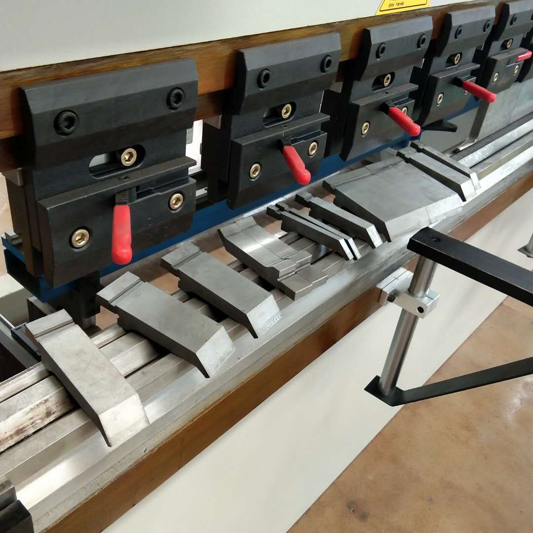 130 t/3200 mm 4+1 ass Delem Da53t Cnc nospiešanas hidrauliskās bremzes