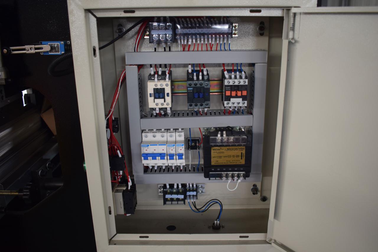 Hidrauliskā lokšņu metāla liekšana CNC presēšanas bremžu mašīna Wc67y