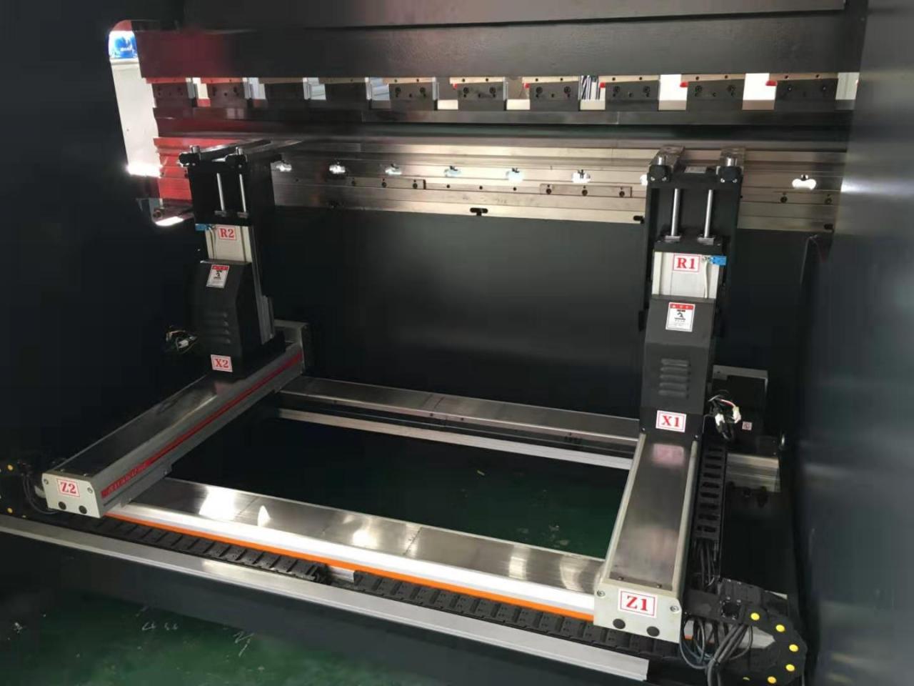 Hydraulic Stainless Steel Wc67y/k-300/6000 Mould Crowning Press Brake Hidrauliskā nerūsējošā tērauda Wc67y/k-300/6000 veidņu kronēšanas presēšanas bremze