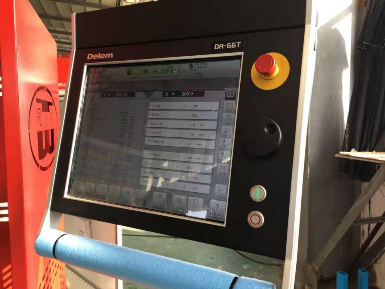 Hydraulic Stainless Steel Wc67y/k-300/6000 Mould Crowning Press Brake Hidrauliskā nerūsējošā tērauda Wc67y/k-300/6000 veidņu kronēšanas presēšanas bremze