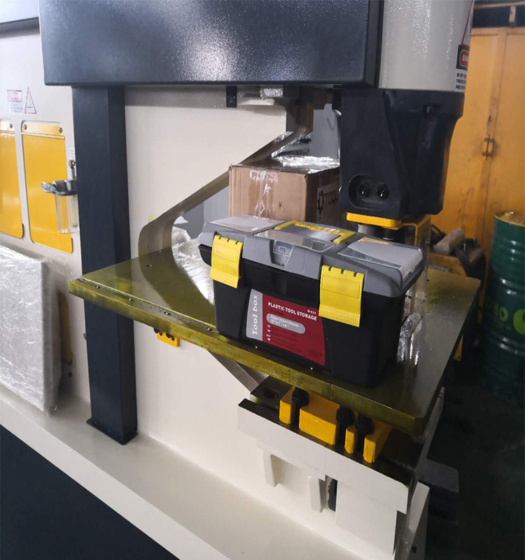 Metal Cutting Hydraulic Steelworkers Machine For Punching Cropping Notching Cutting Metāla griešanas hidrauliskā tērauda strādnieku mašīna caurumošanai, apgriešanai un griešanai