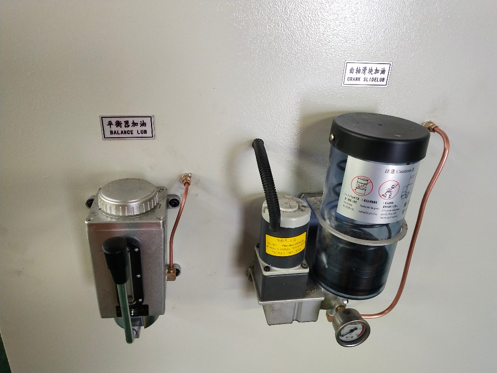 Pneumatic Friction Clutch High Performance Punch Press Machine Pneimatiskā berzes sajūga augstas veiktspējas perforatora presēšanas iekārta