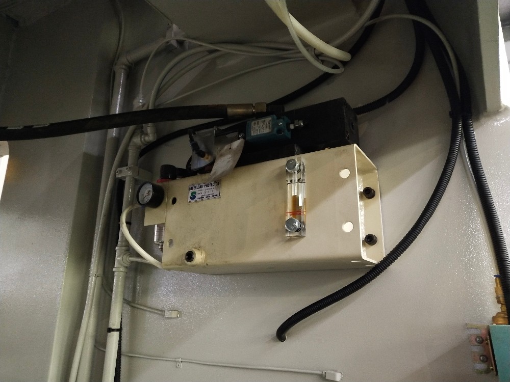 Pneumatic Friction Clutch High Performance Punch Press Machine Pneimatiskā berzes sajūga augstas veiktspējas perforatora presēšanas iekārta