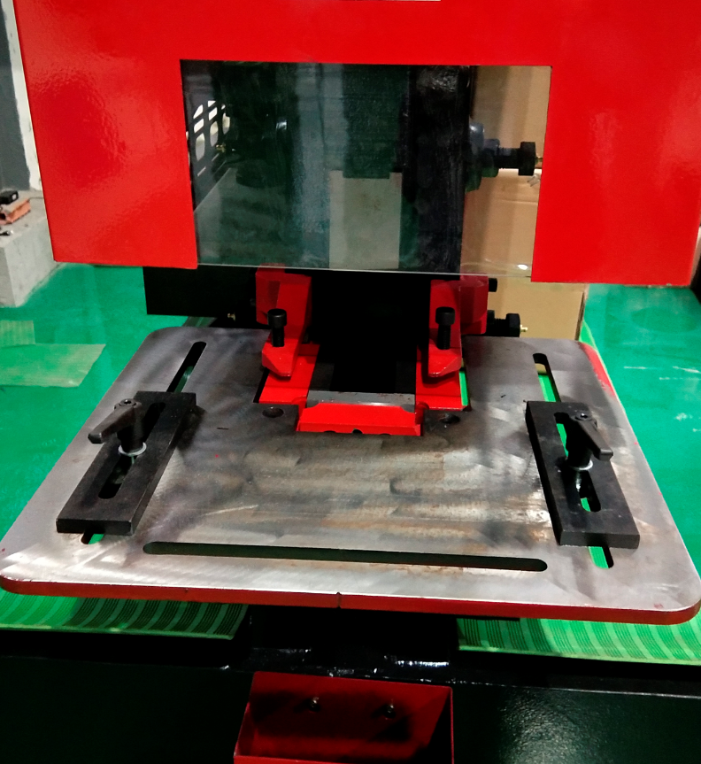 Q35y Series Hydraulic Ironworker Shearing And Punching Machine Q35y sērijas hidrauliskā dzelzs griešanas un štancēšanas mašīna