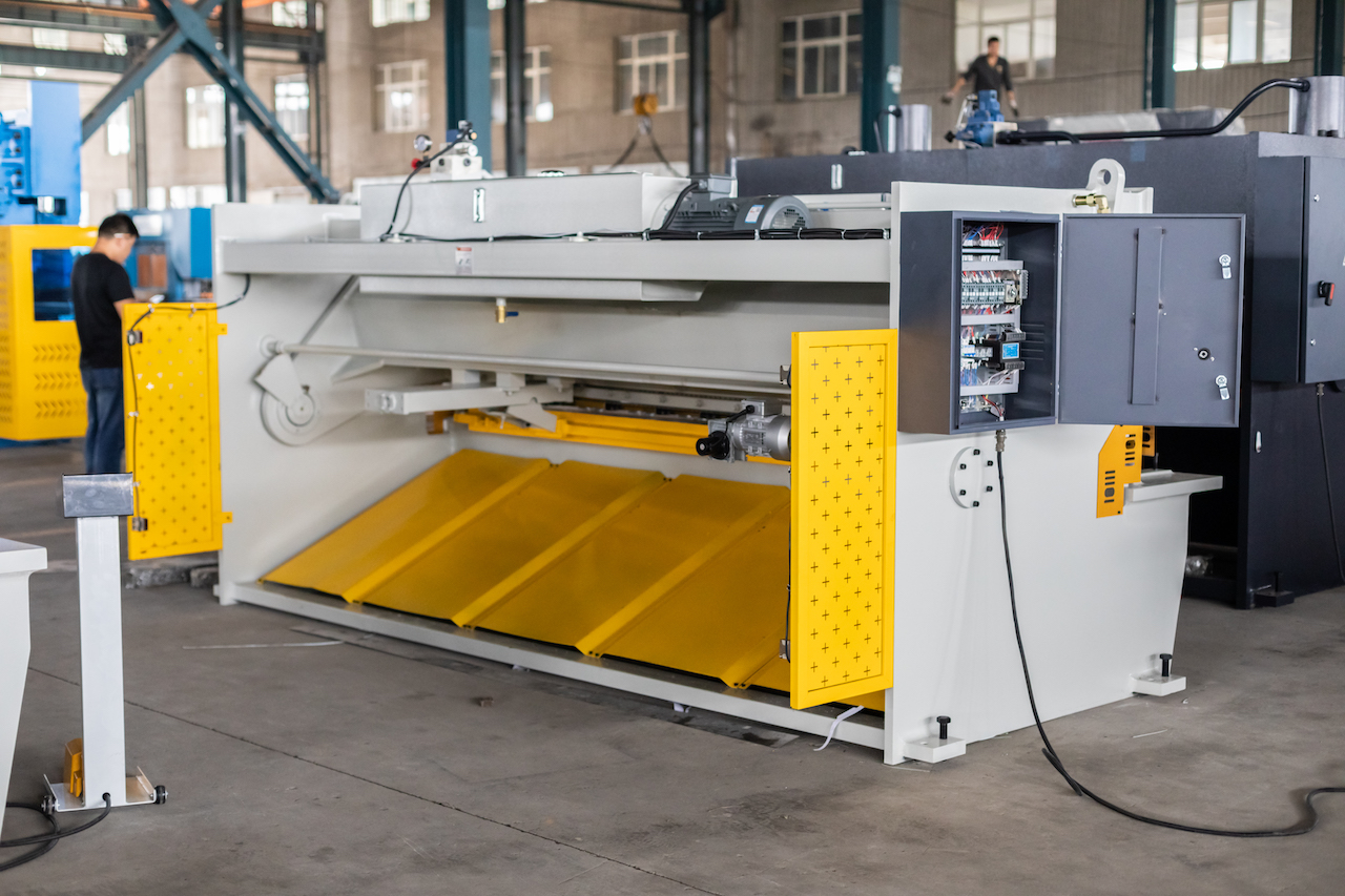 Qc11y 8x3200 lokšņu metāla griešanas mašīna tērauda plākšņu hidrauliskā griešanas mašīna