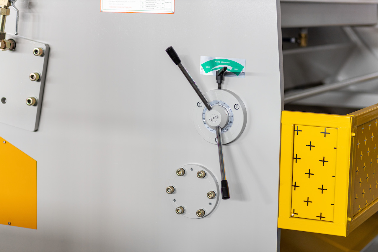 Qc11y 8x3200 lokšņu metāla griešanas mašīna tērauda plākšņu hidrauliskā griešanas mašīna