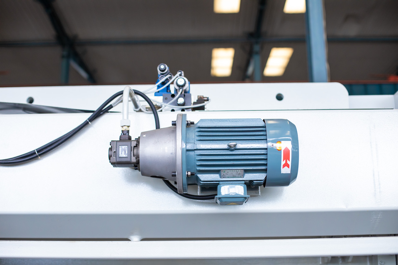 Qc11y 8x3200 Sheet Metal Shearing Machine Steel Plate Hydraulic Shearing Machine Qc11y 8x3200 lokšņu metāla griešanas mašīna tērauda plākšņu hidrauliskā griešanas mašīna