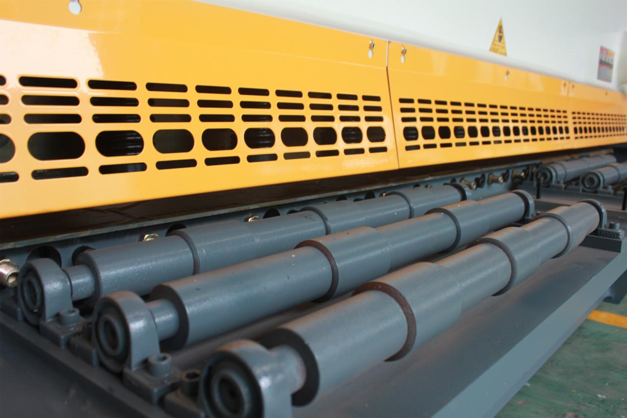 Qc11y Metal Plate Hydraulic Guillotine Shearing Machine For Sale Tiek pārdota Qc11y metāla plākšņu hidrauliskā giljotīnas griešanas mašīna