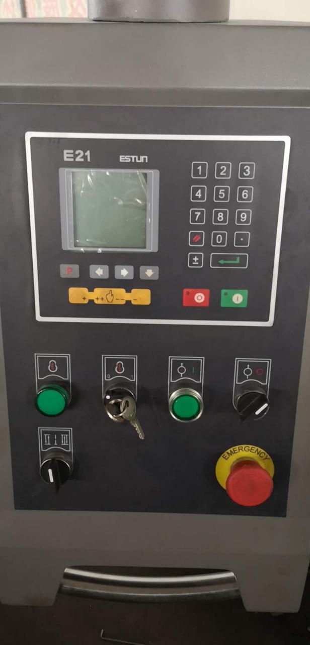 Qc12y 6x3200 hidraulisko plākšņu bīdāmā galda zāģa giljotīnas griešanas mašīna