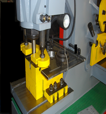 Steel Plate Angle Cutting Punching Notching Machine Hydraulic Ironworker For Sale Pārdodu tērauda plākšņu leņķa griešanas caurumošanas iecirtumu mašīnas hidraulisko dzelzs apstrādātāju