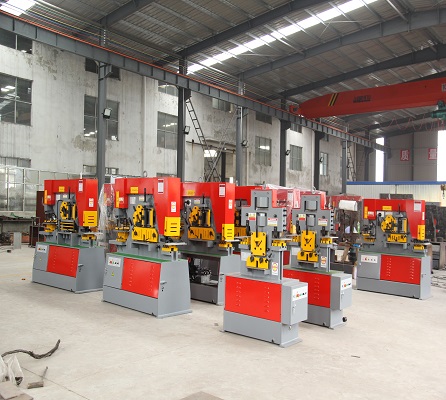 Steel Plate Angle Cutting Punching Notching Machine Hydraulic Ironworker For Sale Pārdodu tērauda plākšņu leņķa griešanas caurumošanas iecirtumu mašīnas hidraulisko dzelzs apstrādātāju